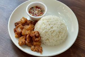 หมูสามชั้นทอดน้ำปลาราดข้าว