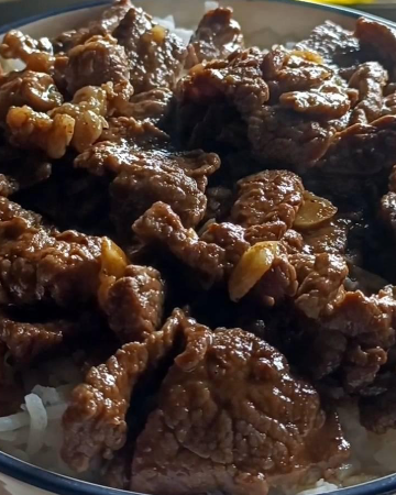 ข้าวเนื้อทอดกระเทียมพริกไทย