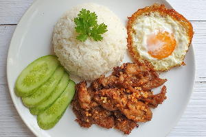 ข้าวหมูกระเทียมพริกไทย