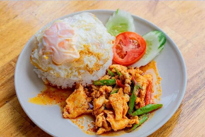 ข้าวผัดพริกแกง