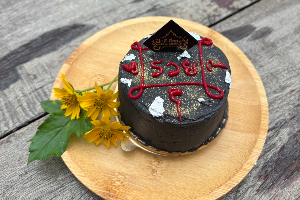 เค้กสายมู ยันต์รวย เค้กดำใส้มะพร้าว (Mutelu Cake, Wealthy Yantra, Black Cake with Coconut Filling)