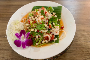 ยำมาม่าหมูสับ (Spicy Instant Noodles with Minced Pork)