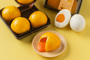 เปี๊ยะทะลัก - ไข่เค็มลาวา
