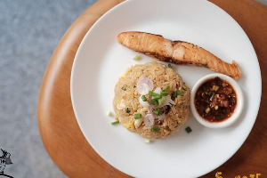 ข้าวผัดแจ่วปลาแซลมอล
