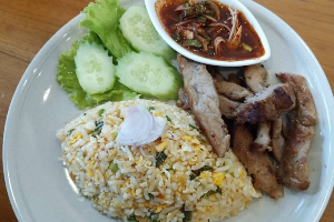 ข้าวผัดแจ่วหมูย่าง