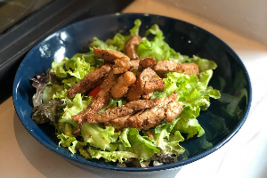 สลัดผักหมูย่าง