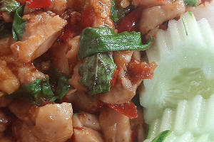 กะเพราไก่ชิ้น