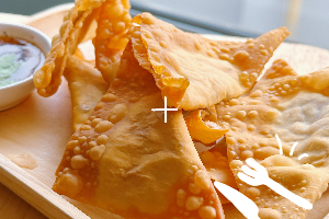 เกี๊ยวหมูทอด / Fried pork dumplings