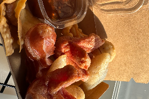 ไส้กรอก เกี๊ยว ลูกชิ้น ทอดรวม / red sausage, pork dumplings, pork ball fried 