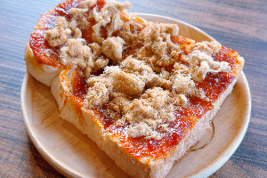 ขนมปังปิ้งน้ำพริกเผาหมูหยอง / grilled bread with sweet chili paste and crispy minced pork 