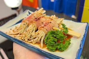 เห็ดเข็มทองพันเบคอนย่าง (ไม้ละ) Grilled Enoki Wrapped in Bacon (per skewer)