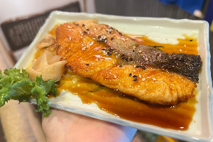 ปลาแซลมอนย่างเทอริยากิ Grilled Salmon w/ Teriyaki Sauce
