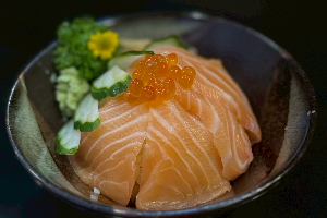 ข้าวหน้าแซลมอน (สด / เบิร์นไฟ) Salmon Donburi (Fresh / Torched)