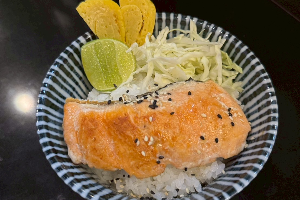 ข้าวหน้าแซลมอนย่าง (เทอริยากิ / ย่างเกลือ) Grilled Salmon Donburi (Teriyaki / Salt Grilled)