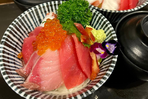 ข้าวหน้าปลาดิบรวม (สด / เบิร์นไฟ) Assorted Sashimi Donburi (Fresh / Torched)