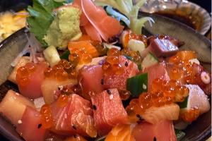 ข้าวหน้าปลาดิบรวมหั่นเต๋าซอสสึเกะ Tsuke Sauce Diced Assorted Sashimi Donburi