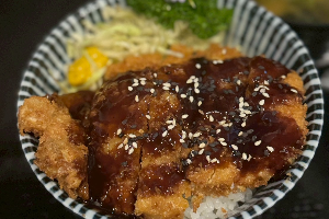 ข้าวหน้าหมูทอดทงคัตสึ Tonkatsu Pork Cutlet Donburi