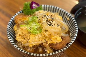 ข้าวหน้าหมูทอดไข่ญี่ปุ่น Katsudon (Pork Cutlet and Egg Rice Bowl)