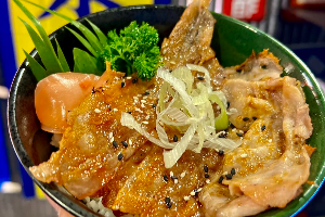 ข้าวหน้าหมูย่างซอสยากินิกุ Grilled Pork w/ Yakiniku Sauce Donburi