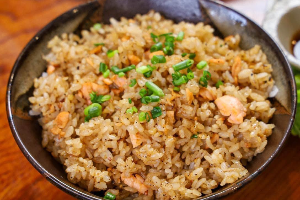 ข้าวผัดกระเทียมแซลมอนญี่ปุ่น Japanese Salmon Garlic Fried Rice