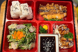 เบนโตะหมูทอดทงคัตสึ Tonkatsu Pork Cutlet Bento