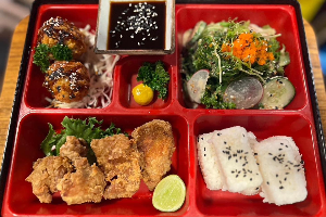 เบนโตะไก่ทอดคาราเกะ Karaage Chicken Bento