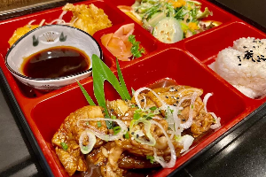 เบนโตะไก่ย่างซอสเทอริยากิ Grilled Chicken w/ Teriyaki Sauce Bento