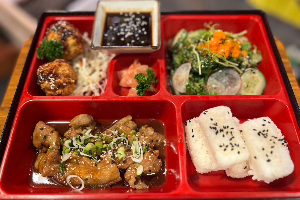 เบนโตะหมูผัดซอสยากินิกุ Grilled Pork w/ Yakiniku Sauce Bento