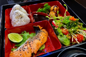 เบนโตะปลาแซลมอนย่าง (เทอริยากิ / ย่างเกลือ) Grilled Salmon Bento (Teriyaki / Salt Grilled)