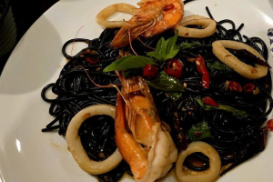 สปาเกตตี เส้นดำผัดขี้เมาซีฟู้ด Spicy Drunken Seafood Squid Ink Spaghetti (Pad Khee Mao)