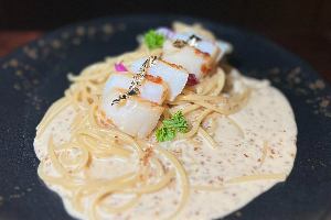 สปาเกตตี ฮอกไกโดโฮตาเตะซอสไบเซ็นโกมะครีมมี่ Spaghetti with Hokkaido scallops and creamy baizengoma sauce