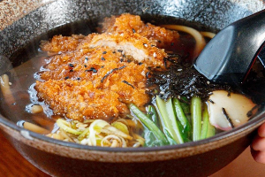 อูด้ง ซุปโชยุน้ำใสหมูทอดทงคัตสึ Tonkatsu Pork Shoyu Clear Soup Udon