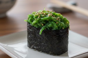 ซูชิ ยำสาหร่าย Seaweed Salad (Wakame) Sushi