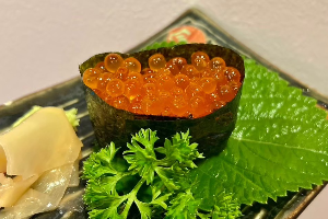 ซูชิ อิคุระ (ไข่ปลาแซลมอน) Ikura (Salmon Roe) Sushi