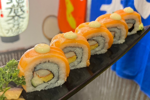 แซลมอนโรล Salmon Roll