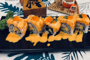 แซลมอนโรล ซอสสไปซี่ Salmon Spicy Sauce Roll