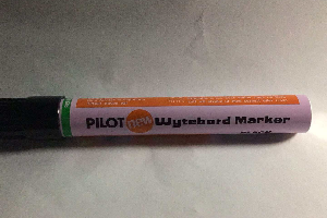 ไวท์บอท์สีดำ