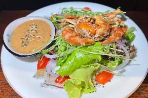 สลัดปูนิ่มงาซีอิ๊วญี่ปุ่น Soft-shell crab salad with Japanese sesame soy sauce