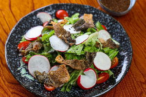 สลัดหนังปลาแซลมอนกรอบ Crispy Salmon Skin Salad