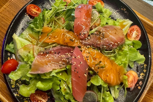 สลัดปลาดิบรวม Mixed raw fish salad