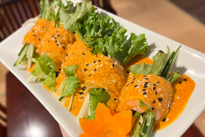 แซลมอนพันสลัดโรลซอสสไปซี่เมนไต Salmon wrapped in salad roll with spicy mentaiko sauce