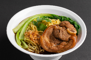 S09 ก๋วยเตี๋ยวหมูตุ๋น