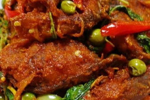 S15 ข้าวราดผัดเผ็ดปลาดุก