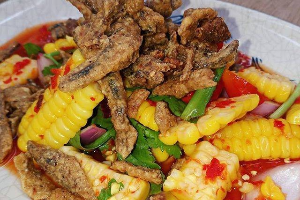 ยำข้าวโพดปลากรอบ