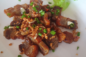 หมูกรอบคั่วพริกเกลือ