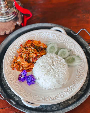 ข้าวไก่ผัดเผ็ดพริกเผาตระไคร้