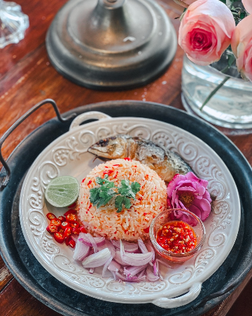 ข้าวขยำพริกเกลือ ปลาทูทอด
