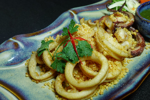 ปลาหมึกทอดกระเทียม