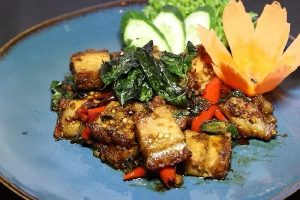 กะเพราหมูกรอบ (กับข้าว)