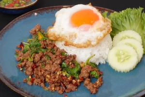 ข้าวกะเพราเนื้อโคขุน ไข่ดาว